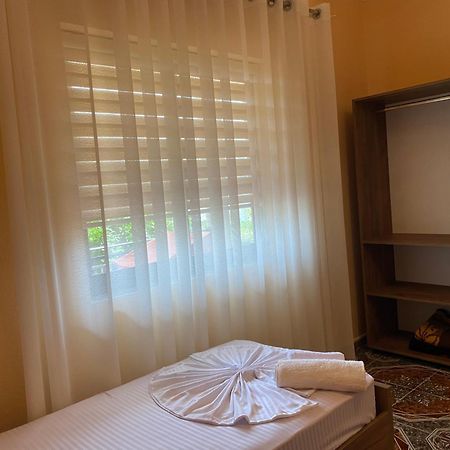 The Hideaway Guesthouse Bahçallëk Екстериор снимка